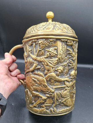 Jarra antigua con tapa con escenas mitológicas