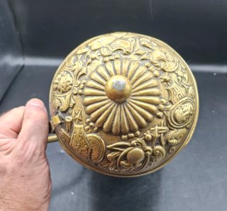 Jarra antigua con tapa con escenas mitológicas
