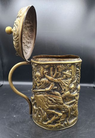 Jarra antigua con tapa con escenas mitológicas
