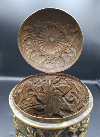 Jarra antigua con tapa con escenas mitológicas