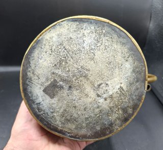 Jarra antigua con tapa con escenas mitológicas