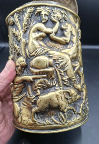 Jarra antigua con tapa con escenas mitológicas