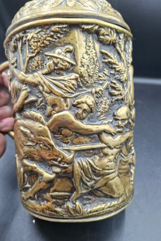 Jarra antigua con tapa con escenas mitológicas
