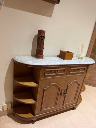 Mueble de madera con tapa de mármol