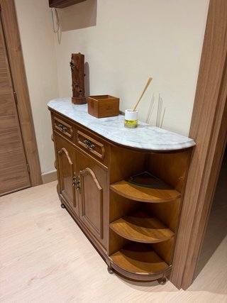 Mueble de madera con tapa de mármol