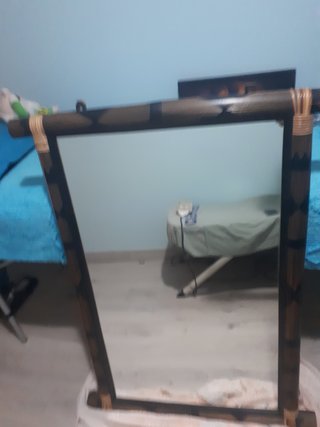 Espejo de pared con marco de madera