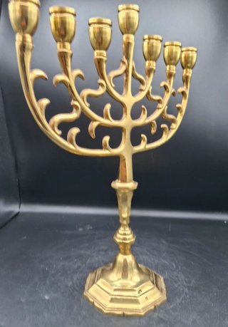 Menorá judaica de 7 brazos en bronce