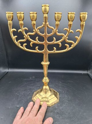 Menorá judaica de 7 brazos en bronce