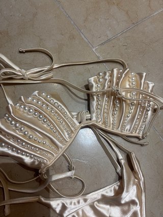 Bikini con perlas y tiras