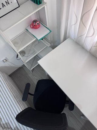Escritorio, Silla y Estantería