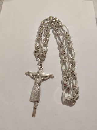 Cadena de plata maciza con crucifijo