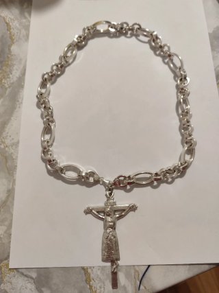 Cadena de plata maciza con crucifijo