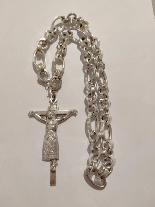 Cadena de plata maciza con crucifijo