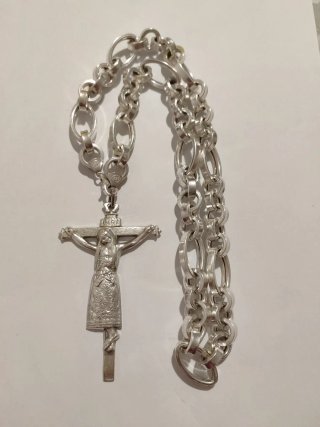 Cadena de plata maciza con crucifijo