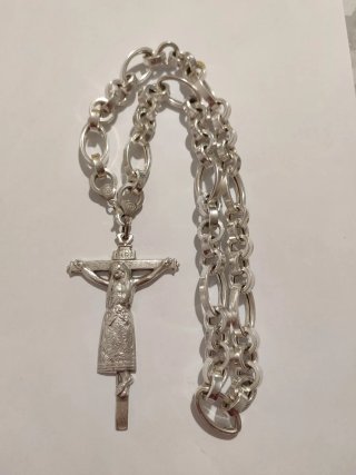 Cadena de plata maciza con crucifijo