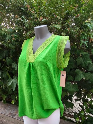 Blusa verde con encaje