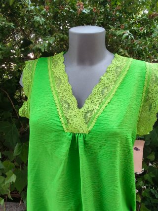 Blusa verde con encaje