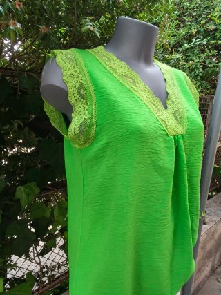 Blusa verde con encaje