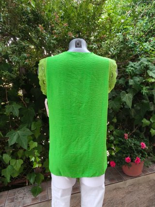 Blusa verde con encaje