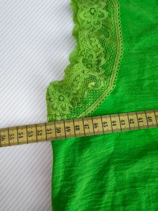 Blusa verde con encaje