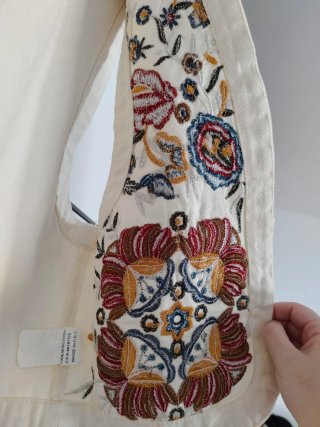 Chaleco crema bordado floral