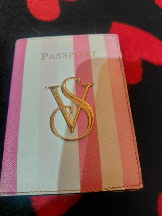 Funda Pasaporte Victoria's Secret Rayas