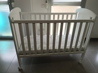 Cuna de bebé blanca con jirafa