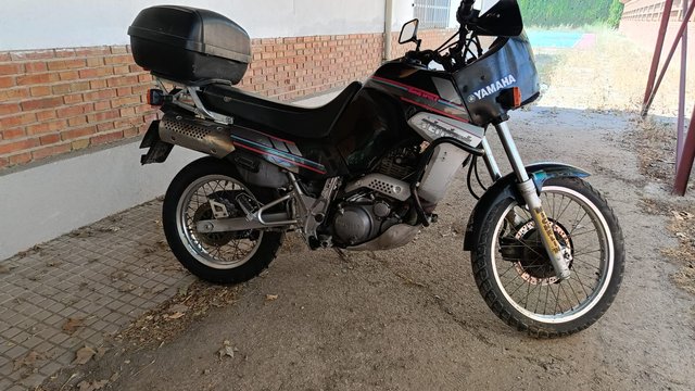 Yamaha Adventure Moto Negra y Plata