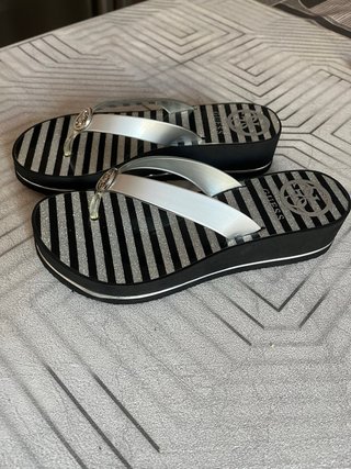 Sandalias Guess Rayas Negras y Plateadas
