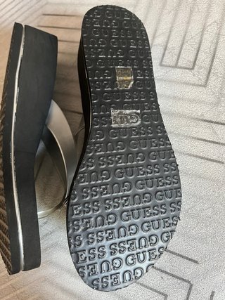Sandalias Guess Rayas Negras y Plateadas