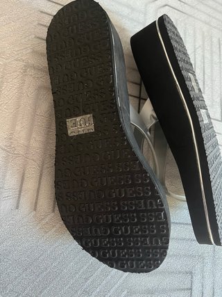 Sandalias Guess Rayas Negras y Plateadas
