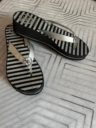 Sandalias Guess Rayas Negras y Plateadas