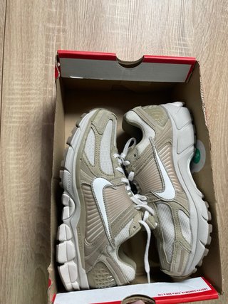 Nike Vomero 5 Talla 38.5 Beige/Blanco