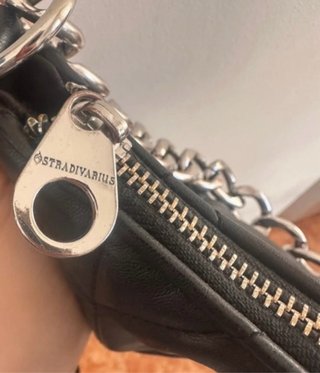 Bolso negro acolchado con cadena