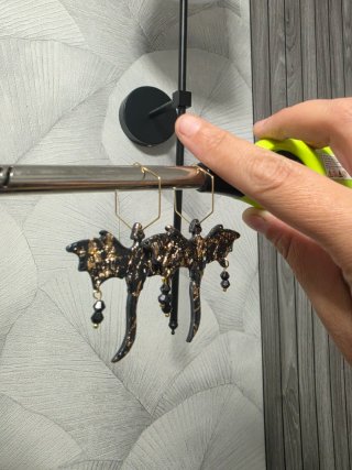 Pendientes Dragones Negros y Dorados artesanales