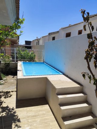 Piscina de fibra azul y blanca