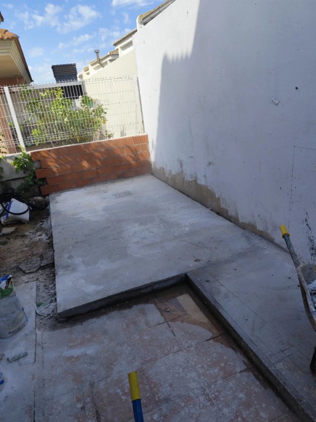Piscina de fibra azul y blanca