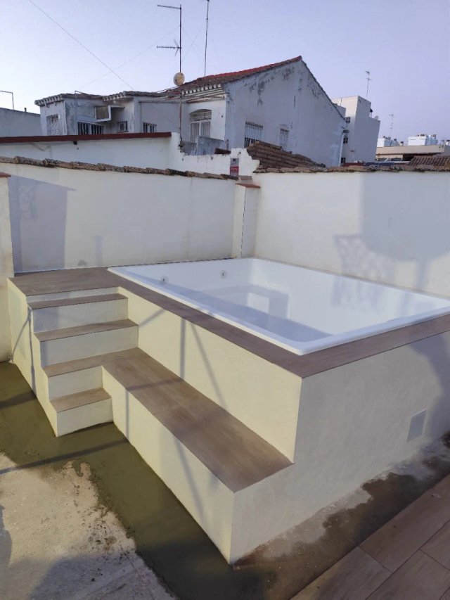 Piscina de fibra azul y blanca