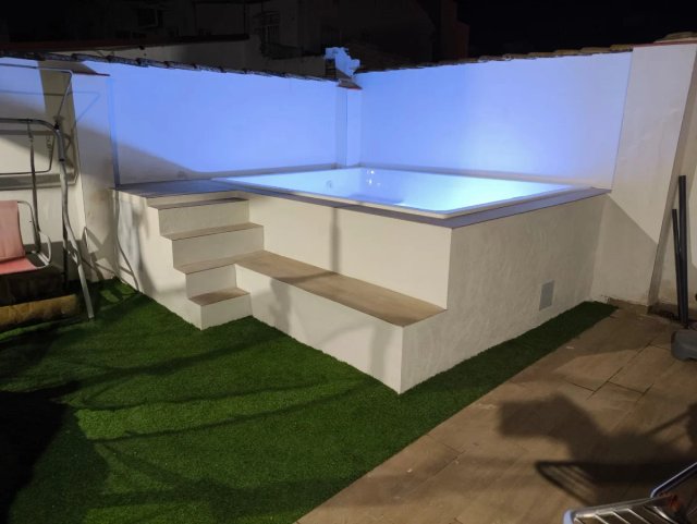 Piscina de fibra azul y blanca
