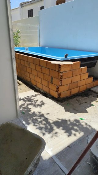 Piscina de fibra azul y blanca