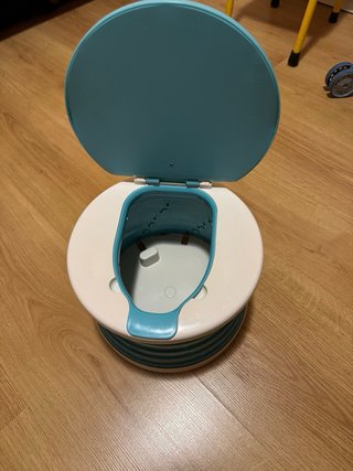 Orinal portátil infantil azul con corona