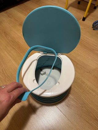 Orinal portátil infantil azul con corona