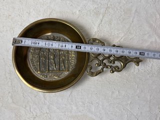 Catavino antiguo bronce relieve