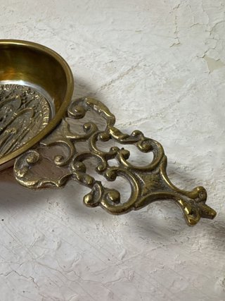 Catavino antiguo bronce relieve