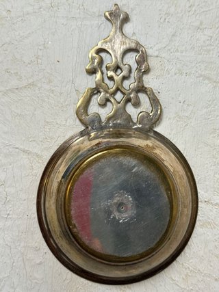 Catavino antiguo bronce relieve