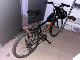 Bicicletta nera e arancione