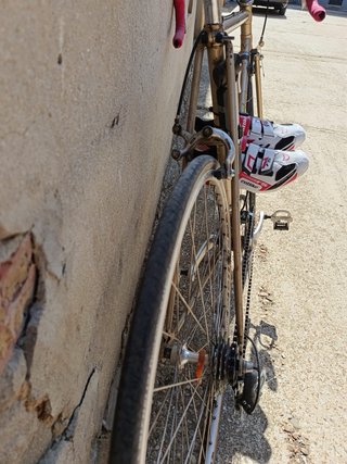 Bicicleta de carretera y zapatillas