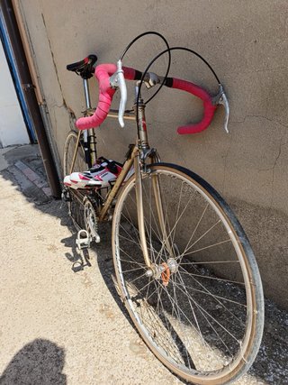 Bicicleta de carretera y zapatillas