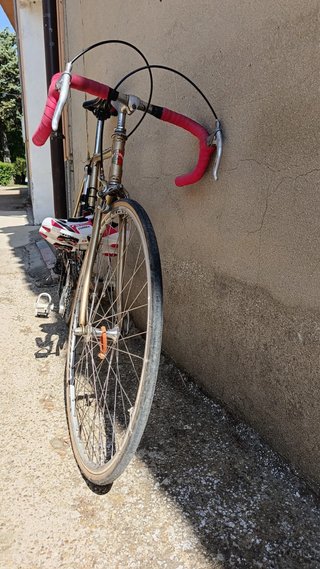 Bicicleta de carretera y zapatillas