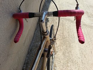 Bicicleta de carretera y zapatillas